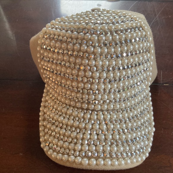 Cream woman’s pearl and diamond baseball hat - Picture 1 of 3